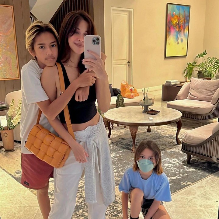 <p>Lihat deh Bunda, foto Nana bersama kedua anaknya ini malah seperti kanak adik kan hihihi. “Yakin itu emak anak? Berasa kek adek kakak aja.” tulis @dtyadnggio. (Foto: Instagram @nanamirdad_)</p>