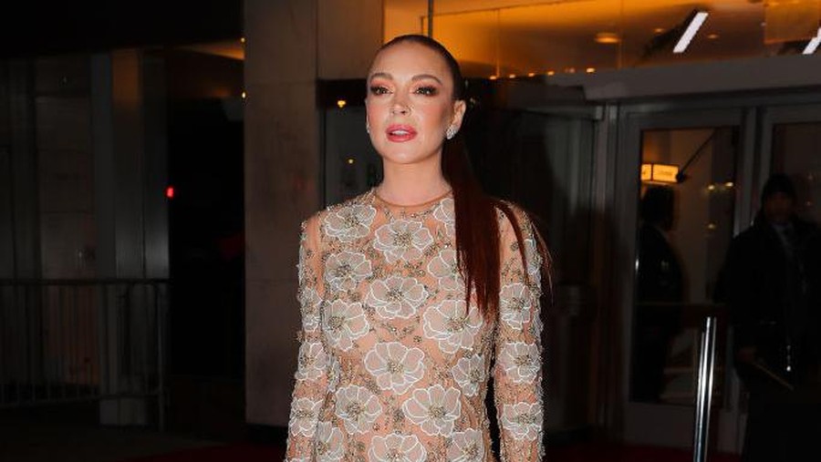 Lindsay Lohan di Premier Film Falling for Christmas NEW YORK, NY - NOVEMBER 9: Lindsay Lohan is seen on November 09, 2022 in New York. (Photo by MEGA/GC Images)