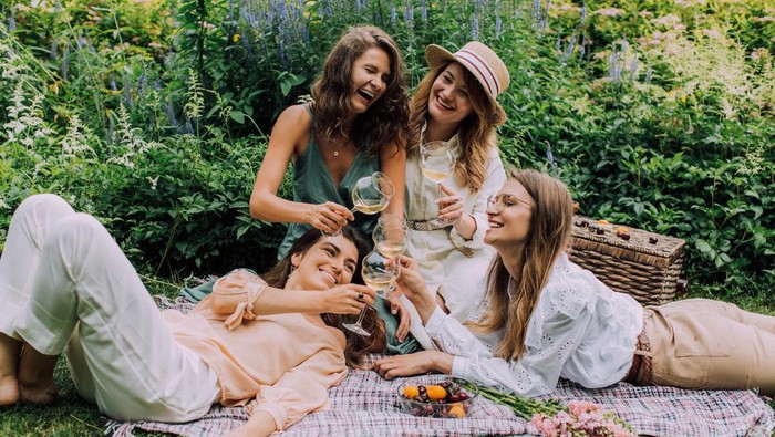 Paling Mudah Akrab, 4 Zodiak yang Sering Dijuluki Social Butterfly Ini Cocok Jadi Sahabat Tempat Curhat juga Lho!