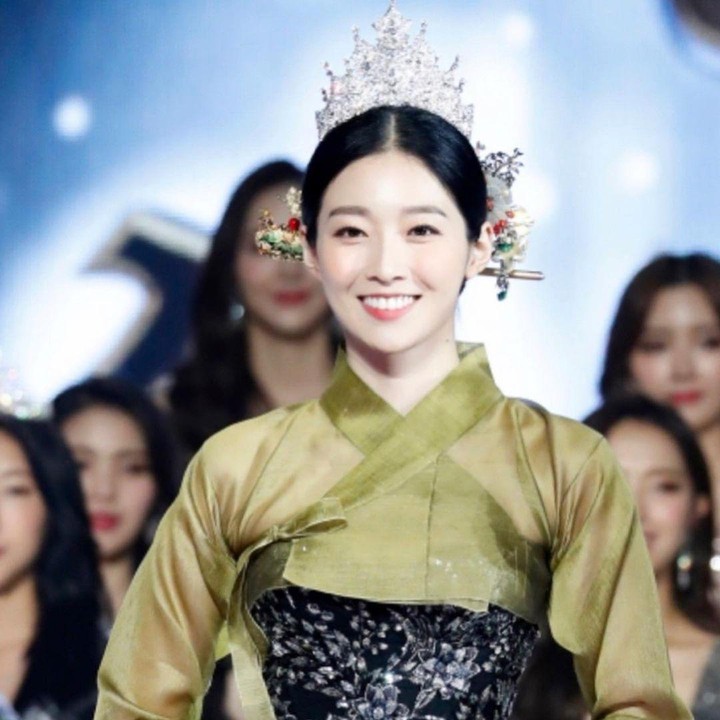 <p>Selanjutnya Kim Soo Min. Ia pemegang gelar Miss Korea 2018, Bunda. Sebelumnya, ia mengejar pendidikan di Dickinson College di Carlisle, Pennsylvania dengan jurusan Bisnis Internasional & Manajemen dan minor dalam bahasa Cina. (Foto: Instagram @sookim1001)<br /><br /><br /></p>