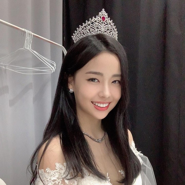 <p>Keempat, ada Kim Se Yeon nih, Bunda. Ia berhasil menyabet gelar Miss Korea 2019. Sebelum mengikuti kontes tersebut, ia merupakan mahasiswi desain grafis di salah satu universitas seni di Amerika Serikat. (Foto: Instagram @sae_yeon)<br /><br /><br /></p>