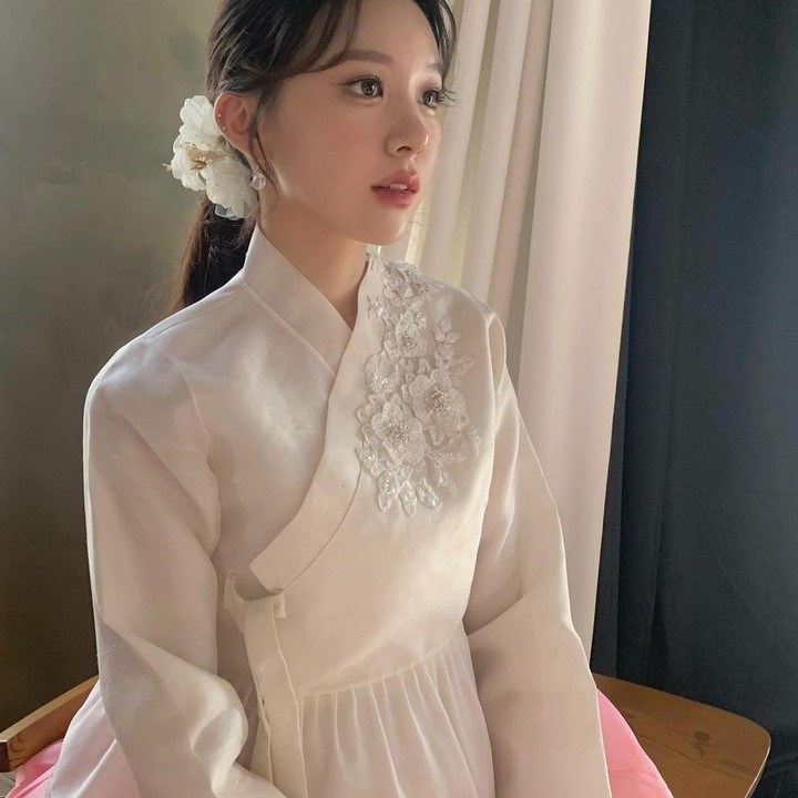 <p>Ketiga ada Jeon Yeonju, Bunda. Miss Korea 2020 ini memiliki paras rupawan dan selera <em>fashion</em> yang kekinian, lho. (Foto: Instagram @avecqmour) <br /><br /><br /></p>