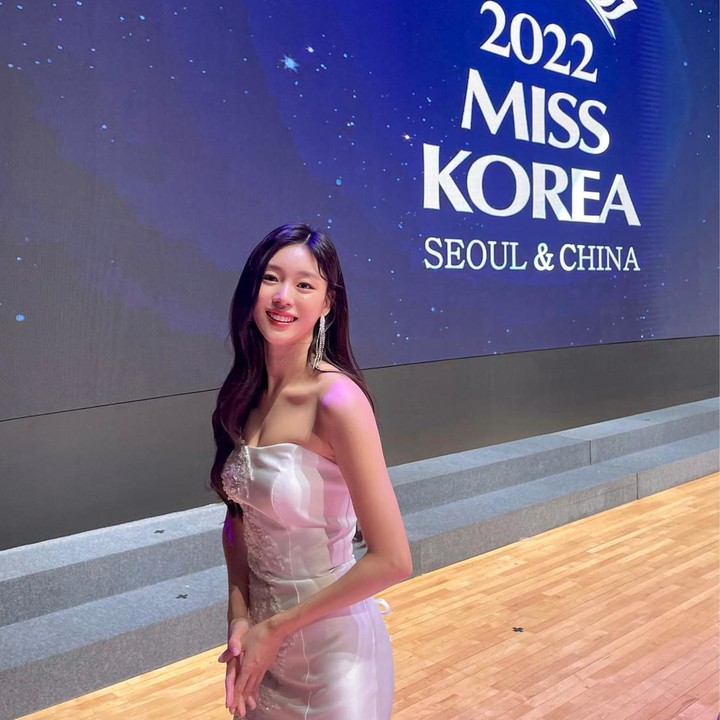 <p>Kedua, ada Choi Seo Eun. Namanya hadir sebagai pemenang Miss Korea 2021. Ia menjadi perempuan ke-65 yang dianugerahi penghargaan kecantikan tersebut. Demikian seperti dilansir laman <em>News Directory</em>. (Foto: Instagram @4x4ischoi)<br /><br /><br /></p>