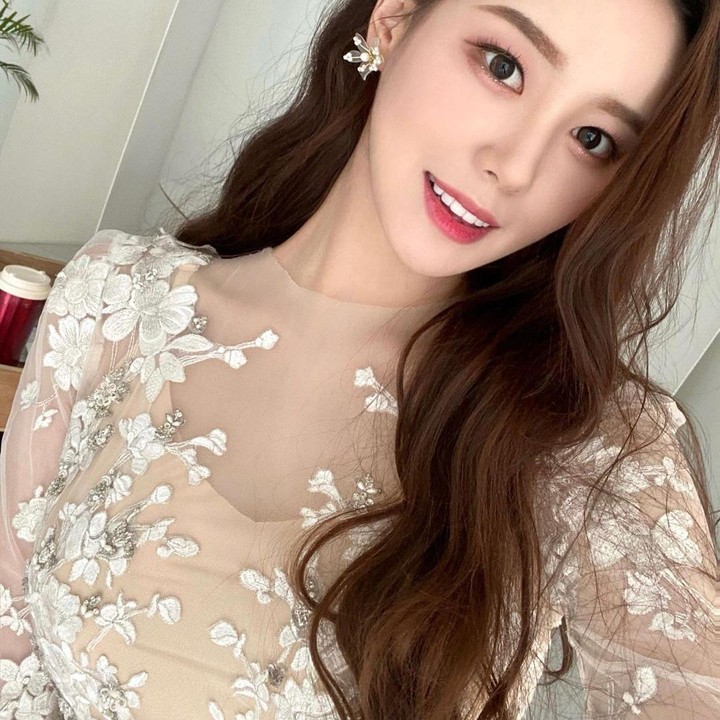 <p>Pertama ada Lee Seung Hyun, Bunda. Ia perbincangan usai dinobatkan sebagai Miss Korea 2022 di acara final yang digelar pada 26 Oktober 2022 lalu di Blue Square, Yongsan-Gu, Seoul, Korea Selatan. (Foto: Instagram @is.hyun_)<br /><br /><br /></p>