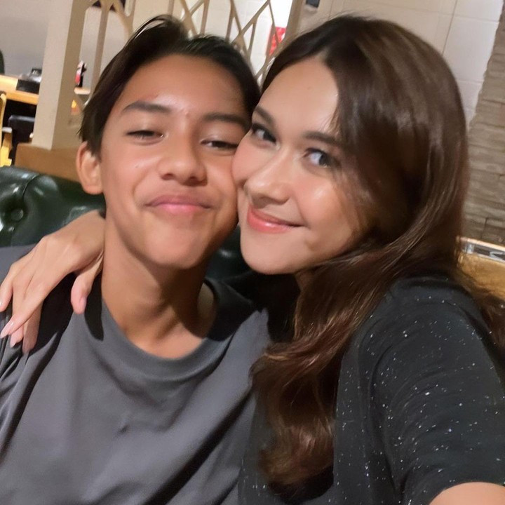 <p>Nana memang sangat dekat dengan ana-anaknya. “Jason mirip Mamanya atau Daddynya ?” tulis Nana dalam postingannya. (Foto: Instagram @nanamirdad_)</p>
