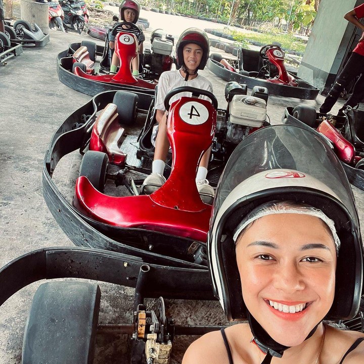 <p>Nana memang sering mengabadikan kebersamaan keluarga di media sosial, seperti saat sedang jalan-jalan bersama. (Foto: Instagram @nanamirdad_)</p>