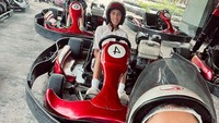 <p>Nana memang sering mengabadikan kebersamaan keluarga di media sosial, seperti saat sedang jalan-jalan bersama. (Foto: Instagram @nanamirdad_)</p>