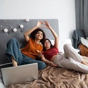 Nggak Sulit Didekati, 5 Zodiak Ini Memang Sudah Terkenal Ramah dari Lahir! Termasuk Kamu?