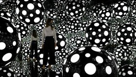 FOTO: Pameran Seni Yayoi Kusama Mendarat di Hong Kong hingga 2023