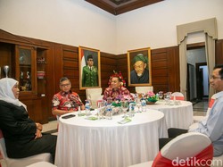 Hasto Pertemukan Khofifah dengan Eri Cahyadi, Bahas Pilgub Jatim?