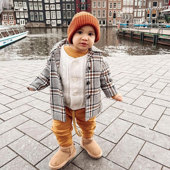 <p>Bersama sang Bunda, Ukkasya menjadi wajah baru dari salah satu <em>brand</em> air minum. Tak hanya itu, anak Zaskia Sungkar dan Irwansyah ini juga menjadi bintang iklan dalam produk perawatan tubuh bayi. (Foto: instagram: @zaskiasungkar15)</p>