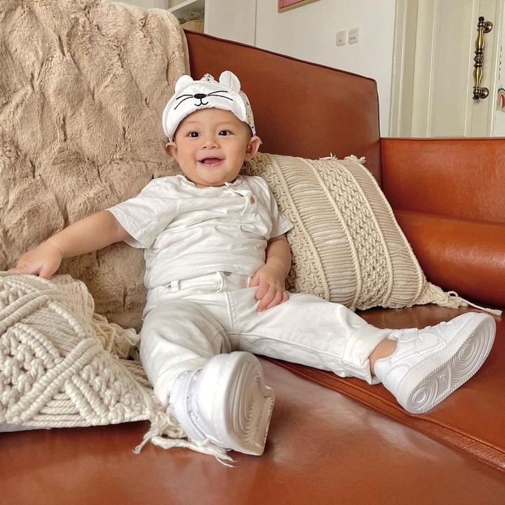 <p>Anak Dinda Hauw dan Rey Mbayang, Arshaka, sudah mulai mendapatkan banyak <em>endorse</em> sejak kecil. Salah satunya adalah <em>stroller</em>. (Foto: Instagram: @dindahw)</p>