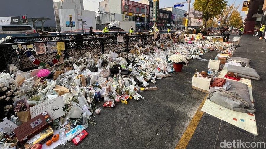 Suasana duka masih menyelimuti wilayah Itaewon, Seoul, Korea Selatan. 12 hari setelah tragedi Halloween maut itu, bunga dan ucapan duka masih membanjiri lokasi kejadian, Kamis, 10/11/2022.