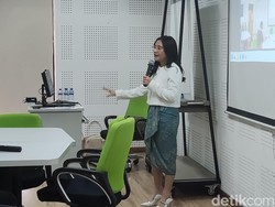 Prilly Berkain Batik saat Ngajar di UGM: Jogja Itu Suasananya Lebih Sakral