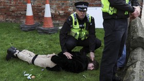 Polisi Manchester Dipecat usai Viral Keroyok Pria Muslim di Bandara