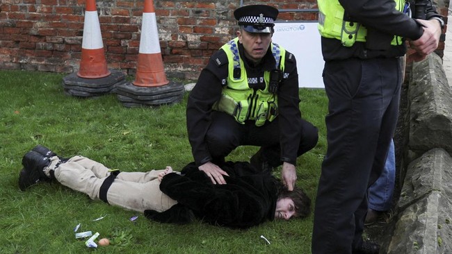 Seorang polisi Manchester, Inggris, dipecat usai video viral menunjukkan dia mengeroyok seorang pria Muslim di bandara.