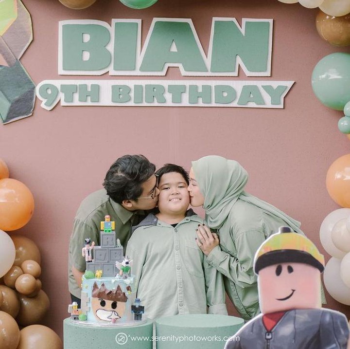 <p>Ririe Fairus disebut berjiwa besar dan bijaksana, Bunda. <em>"MasyaAllah hebat bgt ka Riri, berjiwa besar dan bijak sana. Pasti anak2 nya sukses dunia akhirat di didik dgn ibu seperti itu,"</em> ujar @iyas****. (Foto: Instagram @ririe_fairus)<br /><br /><br /></p>