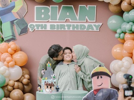 5 Potret Ririe Fairus Kompak Rayakan Ultah Anak dengan Ayus Sabyan Eks Suami