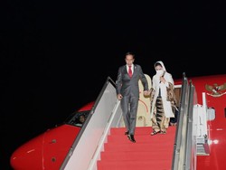 Momen Iriana Jokowi Terpeleset di Tangga Pesawat Saat Tiba di Bali