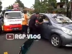 Viral! Ibu-ibu Pemobil Halangi Ambulans Bawa Pasien hingga Cekcok di Puncak