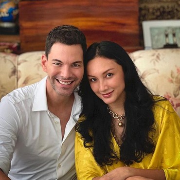 Sempat Jadi Keluarga Cendana, Eks Istri Tommy Soeharto Gandeng Aktor Bule