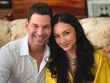 Sempat Jadi Keluarga Cendana, Eks Istri Tommy Soeharto Gandeng Aktor Bule