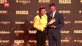 VIDEO: Lewandowski Raih Trofi Sepatu Emas Eropa 2022