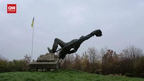 VIDEO: Detik-detik Ukraina Robohkan Monumen Era Soviet