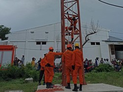 Pria di Maumere Dievakuasi Usai 3 Hari di Atas Tower Setinggi 38 Meter
