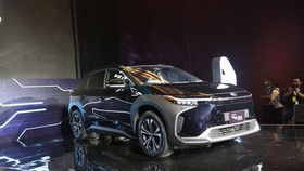 Sedang Tren Mobil Listrik Murah, Kenapa Toyota Jual bZ4X Rp1,1 Miliar?