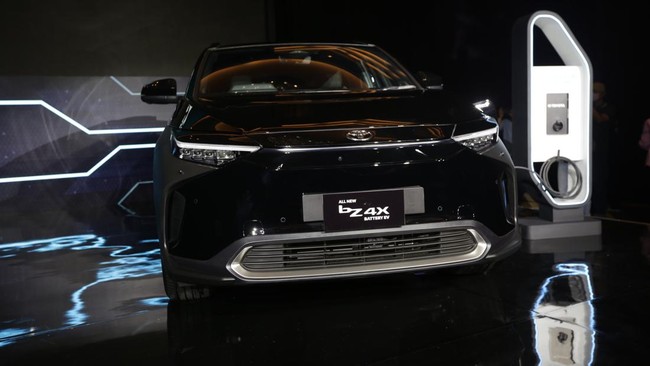 Toyota menyediakan cas portabel dan wall charging setiap pembelian bZ4X, syaratnya di rumah mesti punya daya listrik minimal 3.500 watt hingga 7.500 watt.