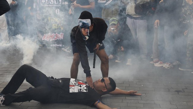 Tragedi Kanjuruhan tercatat sebagai pelanggaran HAM Indonesia yang menewaskan 135 orang. Hingga kini tak ada yang menggubris laporan TGIPF yang dibentuk Jokowi.