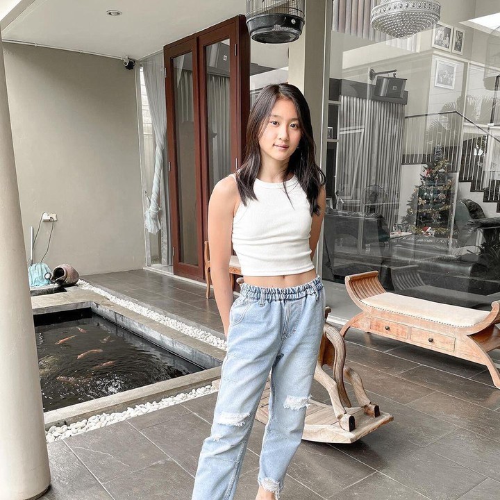<p>Sebagai informasi, Kaila merupakan siswa SMP yang berasal Surabaya, Bunda. Gadis berusia 13 tahun ini juga aktif menggunakan media sosial. (Foto: Instagram @vivianne.kaila)<br /><br /><br /></p>
