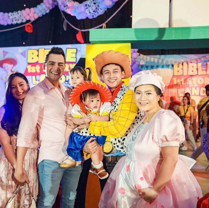 <p>Acara ulang tahun bayi yang akrab disapa Bible ini bertema Toy Story. Pesta ulang tahun Bible turut diramaikan dengan kehadiran rekan-rekan artis, seperti keluarga Asmirandah dan Jonas Rivano. (Foto: dok. Instagram @felicyangelista_)</p>