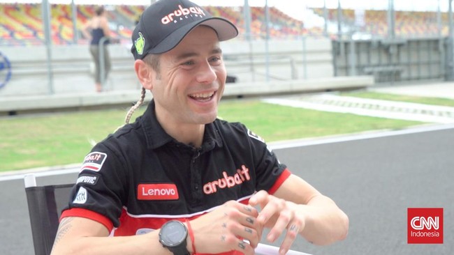 Alvaro Bautista kedapatan 'ketiduran' di motor Panigale V4R yang bakal ditunggangi pada balapan WSBK Mandalika 2022.