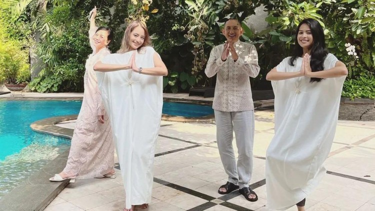 Cara Ibunda Maudy Ayunda Bangun Keluarga Bahagia