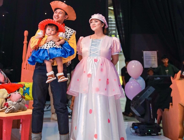 Bible anak Felicya Angelista dan Hito Ceasar baru saja merayakan ulang tahun pertamanya bertema Toy Story. Intip keseruan pesta ultahnya di sini yuk, Bunda!