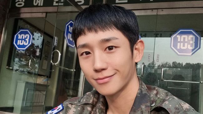 Jung Hae-in pamer foto-foto di lokasi syuting D.P. season 2 yang menyelesaikan pengambilan gambar. Belum ada detail jadwal tayang D.P. 2.