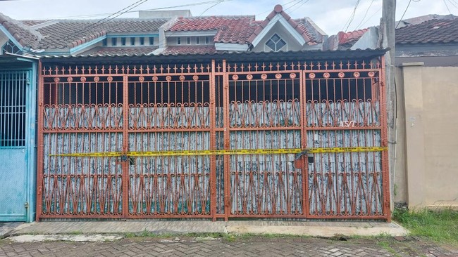 Ketua RT setempat menyebut salah satu warga yang tewas di dalam rumah sempat menghubungi petugas PLN untuk memutuskan aliran listrik.