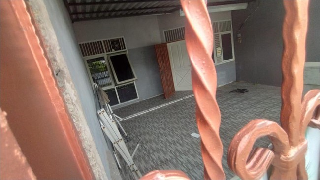Empat orang mayat yang merupakan satu keluarga ditemukan tewas di dalam rumah di Kalideres, Jakarta Barat pada Kamis (10/11).