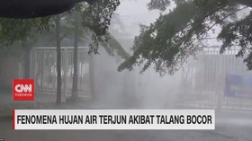 VIDEO: Fenomena Hujan Air Terjun Akibat Talang Bocor