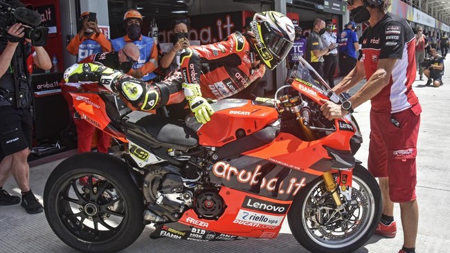 Alvaro Bautista membuat persaingan gelar juara dunia di WSBK Mandalika 2022 memanas setelah mengalahkan Toprak Razgatlioglu pada latihan bebas kedua (FP2).