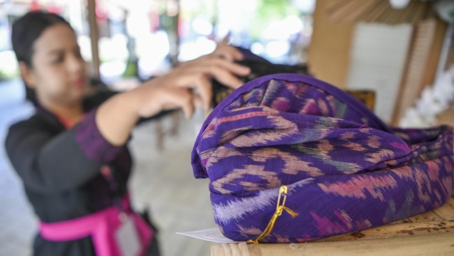 FOTO: Pengrajin Tenun Kain Endek untuk Suvenir KTT G20