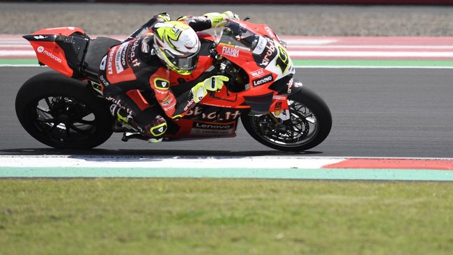Alvaro Bautista menjadi juara dunia WSBK 2022 setelah finis kedua di belakang Toprak Razgatlioglu pada Race 2 WSBK Mandalika 2022.