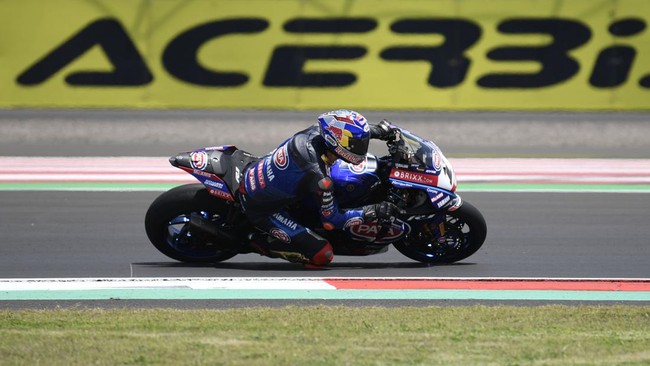 Toprak Razgatlioglu berhasil meraih pole position WSBK Mandalika 2022 usai menjadi yang tercepat pada Superpole, Sabtu (12/11).
