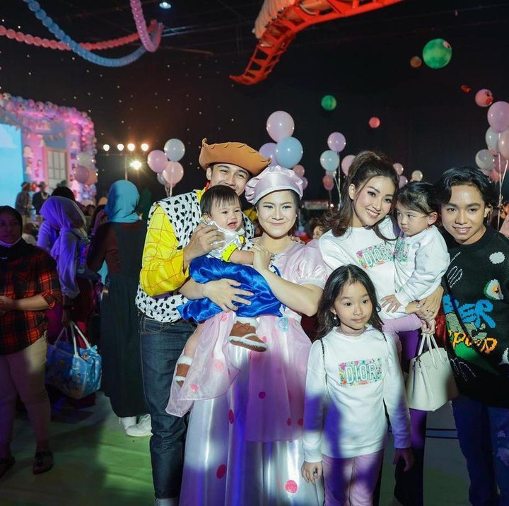 <p>Pada potret lainnya, tampak juga kehadiran keluarga Ruben Onsu yang diwakili oleh sang istri Sarwendah beserta anak-anaknya. "Bible 1 Story Land. Thankyou buat semua yang udah dateng, padahal di weekdays tapi semua datang huhu happy banget! Maaf yaa gabisa post satu-satu fotonya," tulis Feli sebagai keteranagn fotonya.(Foto: dok. Instagram @felicyangelista_)</p>