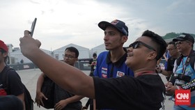 Fans Dapat Tanda Tangan Toprak di WSBK Mandalika: Alhamdulillah