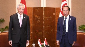 Pesiden Joko Widodo melakukan pertemuan bilateral dengan Perdana Menteri Singapura Lee Hsien Loong di Hotel Sofitel Phnom Penh, Kamboja, Kamis (10/11/2022). Dalam keterangannya usai pertemuan, Menteri Luar Negeri Retno Marsudi mengatakan, ada beberapa isu yang dibahas oleh Presiden Jokowi dan PM Lee yaitu soal G20, isu Myanmar dan rencana pertemuan leaders’ retreat tahun depan. (Foto: Kris - Biro Pers Sekretariat Presiden)