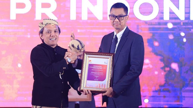 Direktur Utama PLN Darmawan Prasodjo terpilih menjadi pemimpin terpopuler di media sosial dari JAMPIRO karena upaya digitalisasi dan transisi energi.