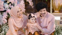 <p>Aurel Hermansyah melahirkan Ameena Hana Nur Atta pada 22-2-22, Bunda. Nama Ameena sendiri diambil dari nama Ibunda Nabi Muhammad SAW. (Foto: Instagram: @aurelie.hermansyah)</p>